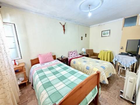 Moradia com Garagem/Quintal para Venda Conjunta no centro Crato