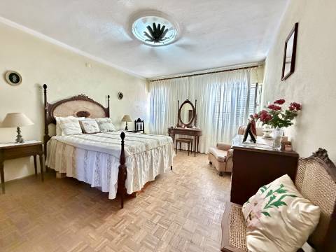 Moradia com Garagem/Quintal para Venda Conjunta no centro Crato