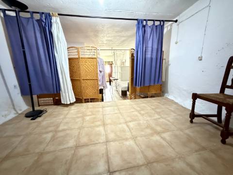 Moradia com Garagem/Quintal para Venda Conjunta no centro Crato