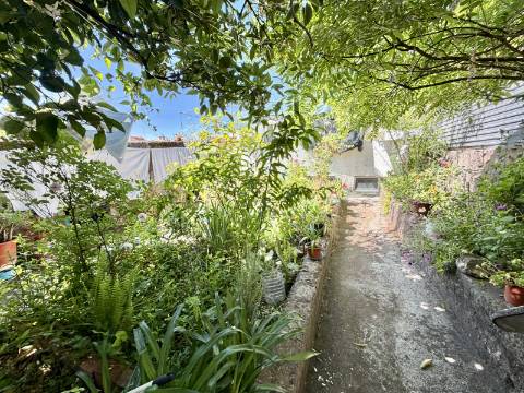 Moradia com Garagem/Quintal para Venda Conjunta no centro Crato