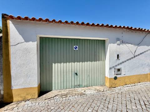 Moradia com Garagem/Quintal para Venda Conjunta no centro Crato