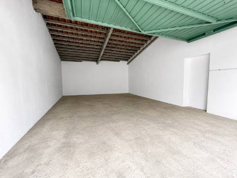 Moradia com Garagem/Quintal para Venda Conjunta no centro Crato