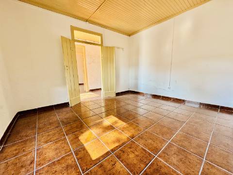 Moradia com Logradouro/Quintal no Coração do Crato a precisar de recuperação.