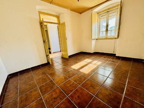 Moradia com Logradouro/Quintal no Coração do Crato a precisar de recuperação.