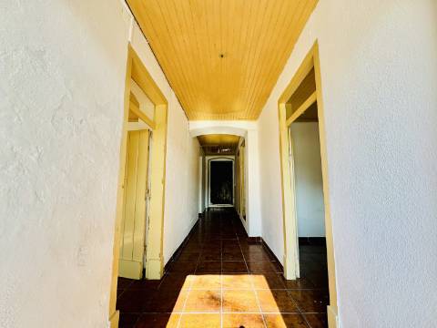 Moradia com Logradouro/Quintal no Coração do Crato a precisar de recuperação.