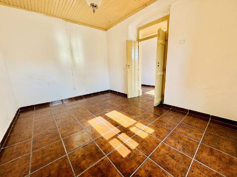 Moradia com Logradouro/Quintal no Coração do Crato a precisar de recuperação.