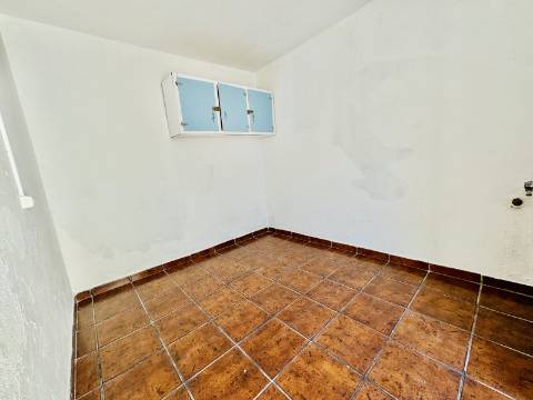 Moradia com Logradouro/Quintal no Coração do Crato a precisar de recuperação.