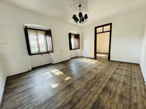 Moradia com Logradouro/Quintal no Coração do Crato a precisar de recuperação.