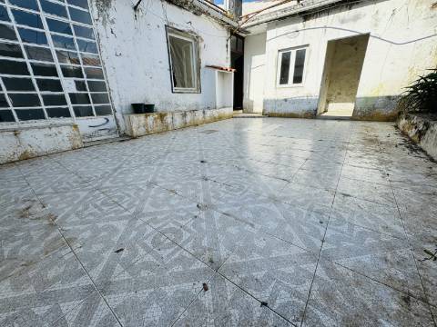 Moradia com Logradouro/Quintal no Coração do Crato a precisar de recuperação.