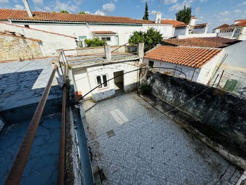 Moradia com Logradouro/Quintal no Coração do Crato a precisar de recuperação.