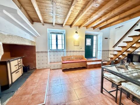 Moradia T2 com Quintal e Varanda | Pronta a Habitar