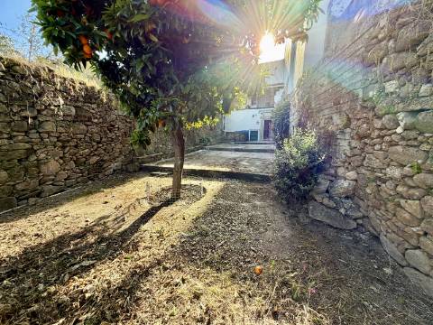 Moradia T2 com Quintal e Varanda | Pronta a Habitar