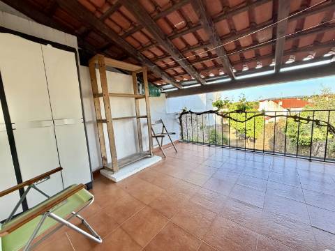 Moradia T2 com Quintal e Varanda | Pronta a Habitar