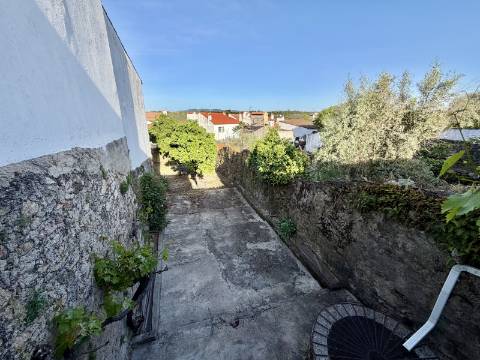 Moradia T2 com Quintal e Varanda | Pronta a Habitar