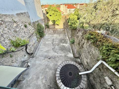 Moradia T2 com Quintal e Varanda | Pronta a Habitar