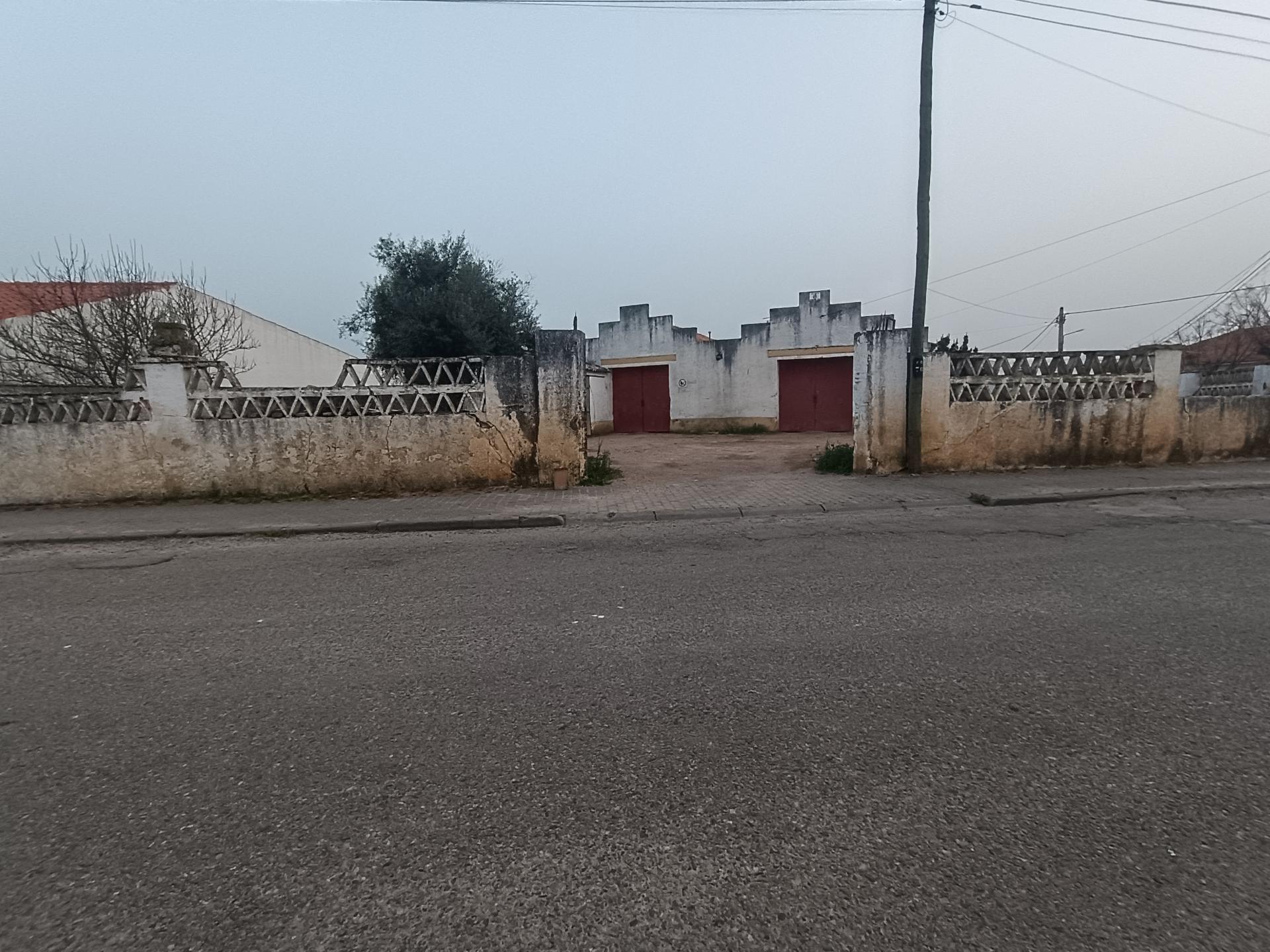 Espaço amplo com 3 casões e 750 m² de terreno em Casa Branca