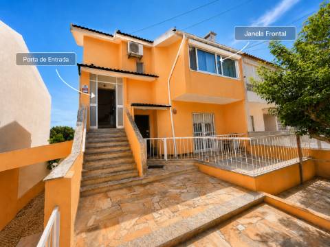 1ºANDAR DE UMA MORADIA TRIFAMILIAR C/3 GARAGENS, DE 3 PISOS, CV, RC E 1ºAndar varanda fechada e vista desafogada em Rana, São Domingos de Rana