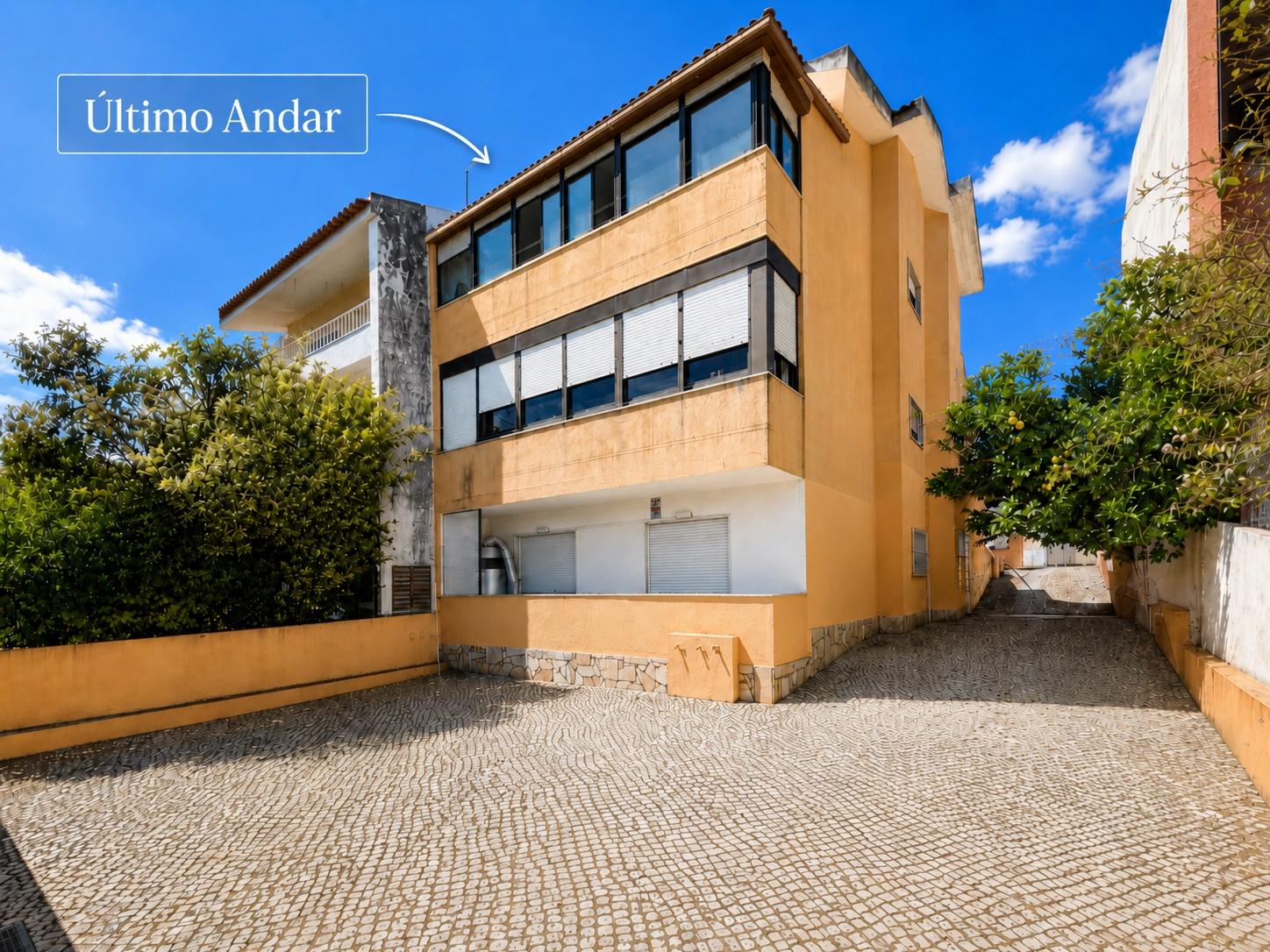 1ºANDAR DE UMA MORADIA TRIFAMILIAR C/3 GARAGENS, DE 3 PISOS, CV, RC E 1ºAndar varanda fechada e vista desafogada em Rana, São Domingos de Rana