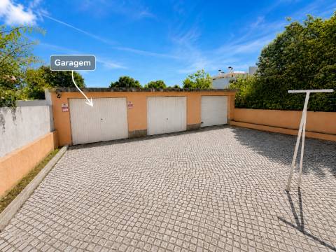 1ºANDAR DE UMA MORADIA TRIFAMILIAR C/3 GARAGENS, DE 3 PISOS, CV, RC E 1ºAndar varanda fechada e vista desafogada em Rana, São Domingos de Rana
