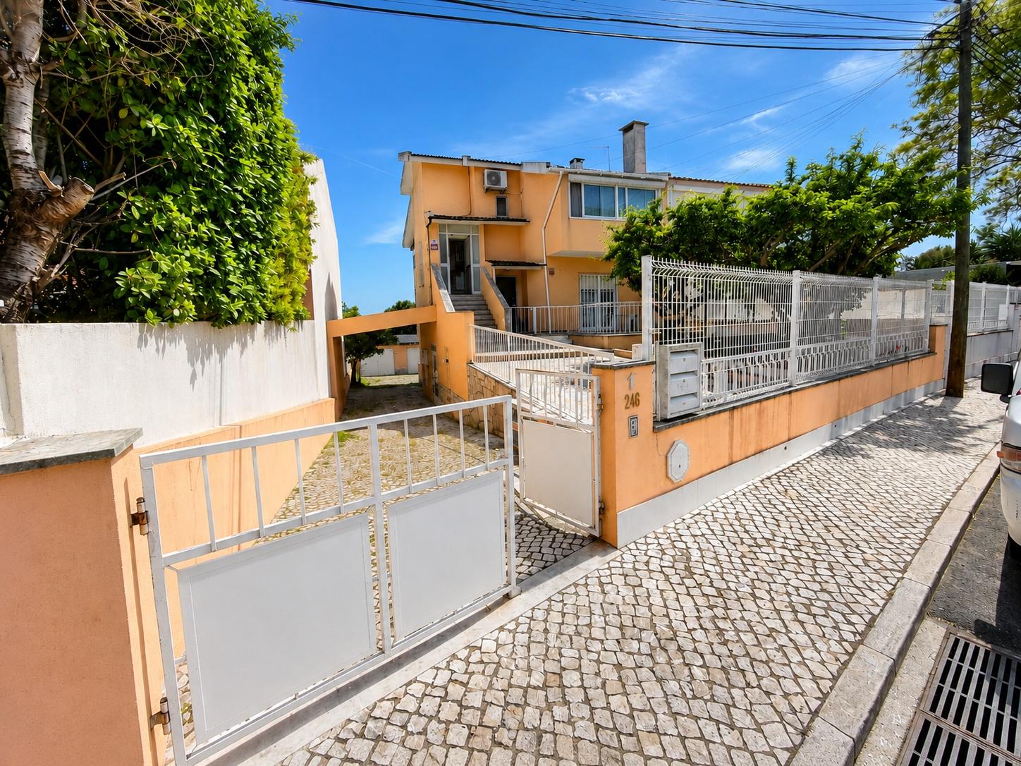 1ºANDAR DE UMA MORADIA TRIFAMILIAR C/3 GARAGENS, DE 3 PISOS, CV, RC E 1ºAndar varanda fechada e vista desafogada em Rana, São Domingos de Rana