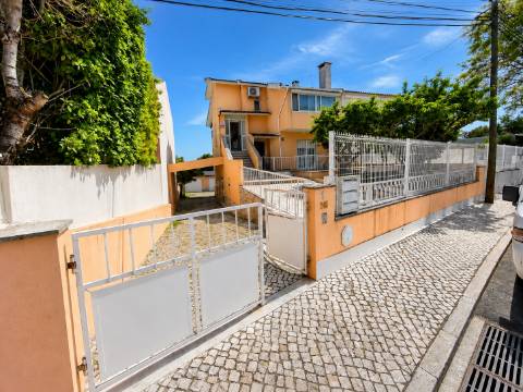 1ºANDAR DE UMA MORADIA TRIFAMILIAR C/3 GARAGENS, DE 3 PISOS, CV, RC E 1ºAndar varanda fechada e vista desafogada em Rana, São Domingos de Rana