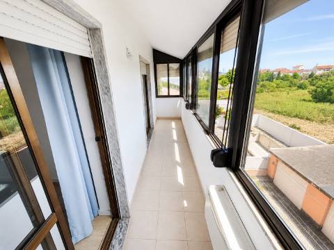 1ºANDAR DE UMA MORADIA TRIFAMILIAR C/3 GARAGENS, DE 3 PISOS, CV, RC E 1ºAndar varanda fechada e vista desafogada em Rana, São Domingos de Rana