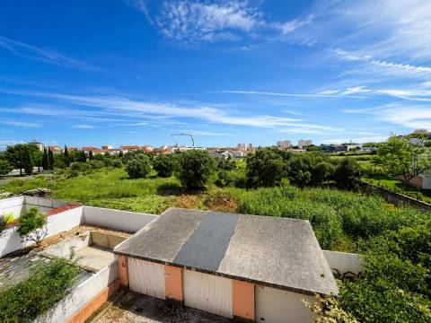 1ºANDAR DE UMA MORADIA TRIFAMILIAR C/3 GARAGENS, DE 3 PISOS, CV, RC E 1ºAndar varanda fechada e vista desafogada em Rana, São Domingos de Rana