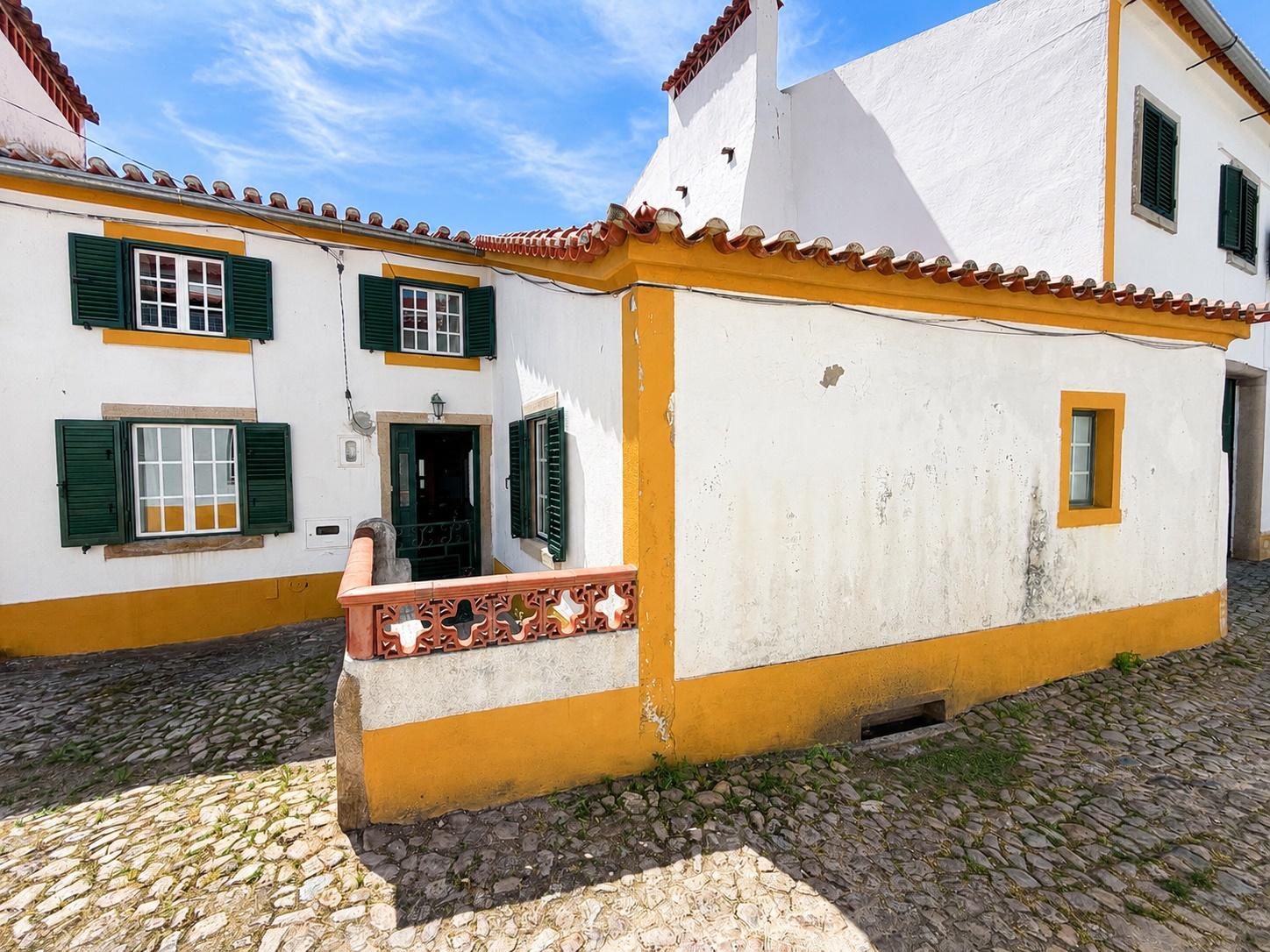 Moradia T5 com amplo logradouro, garagem e excelente espaço exterior em Alpalhão