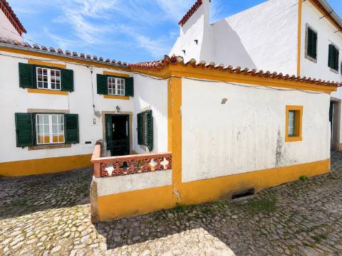 Moradia T5 com amplo logradouro, garagem e excelente espaço exterior em Alpalhão