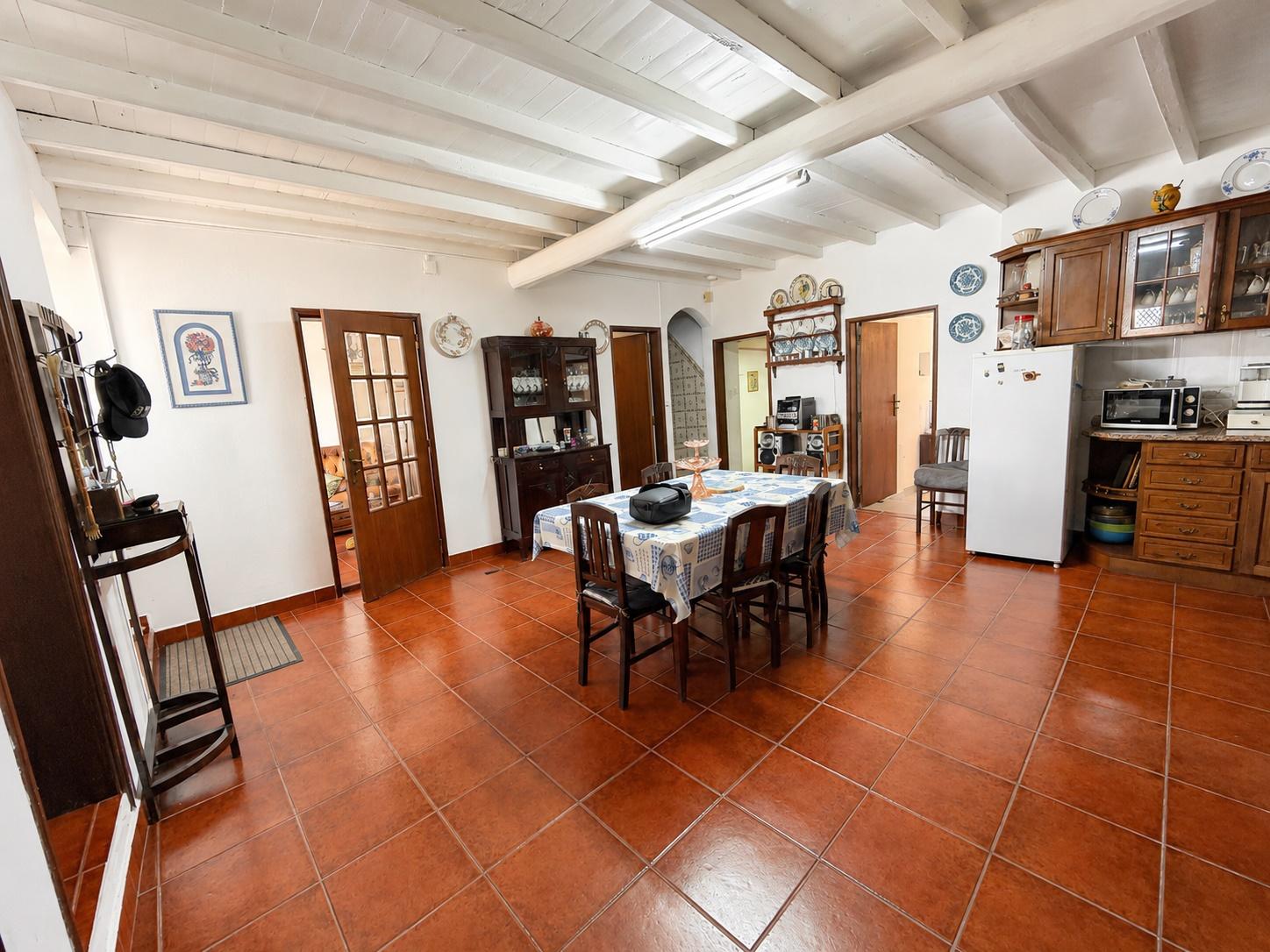 Moradia T5 com amplo logradouro, garagem e excelente espaço exterior em Alpalhão