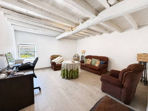 Moradia T5 com amplo logradouro, garagem e excelente espaço exterior em Alpalhão