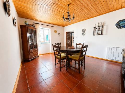 Moradia T5 com amplo logradouro, garagem e excelente espaço exterior em Alpalhão