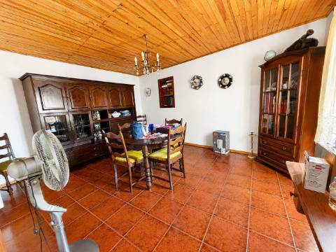 Moradia T5 com amplo logradouro, garagem e excelente espaço exterior em Alpalhão