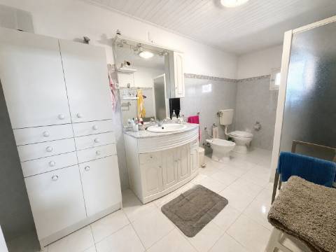Moradia T5 com amplo logradouro, garagem e excelente espaço exterior em Alpalhão