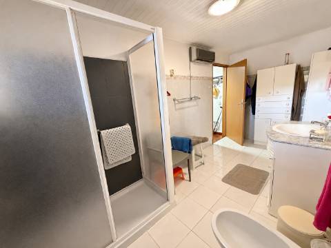 Moradia T5 com amplo logradouro, garagem e excelente espaço exterior em Alpalhão