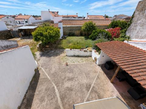 Moradia T5 com amplo logradouro, garagem e excelente espaço exterior em Alpalhão