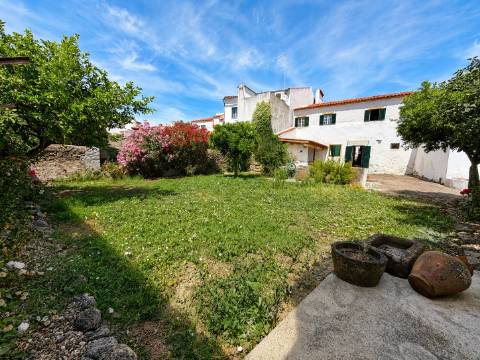 Moradia T5 com amplo logradouro, garagem e excelente espaço exterior em Alpalhão