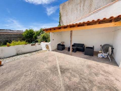Moradia T5 com amplo logradouro, garagem e excelente espaço exterior em Alpalhão