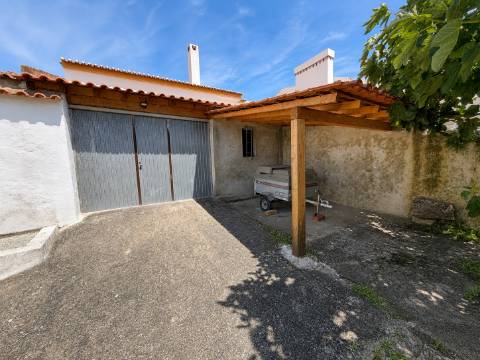 Moradia T5 com amplo logradouro, garagem e excelente espaço exterior em Alpalhão