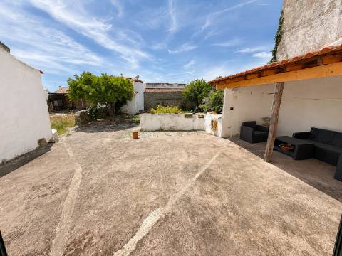 Moradia T5 com amplo logradouro, garagem e excelente espaço exterior em Alpalhão