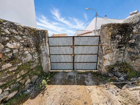 Moradia T5 com amplo logradouro, garagem e excelente espaço exterior em Alpalhão