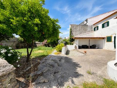 Moradia T5 com amplo logradouro, garagem e excelente espaço exterior em Alpalhão