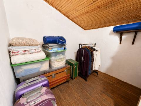 Moradia T5 com amplo logradouro, garagem e excelente espaço exterior em Alpalhão
