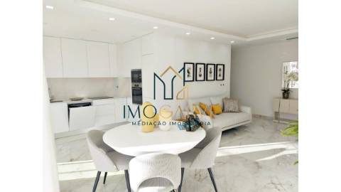 Apartamento T2 com Varandas Amplas...