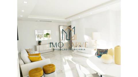 Apartamento T2 com Varandas...