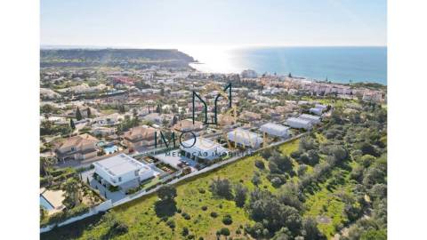 MORADIA T3 COM PISCINA E VISTA MAR
 
 Moradia T3...