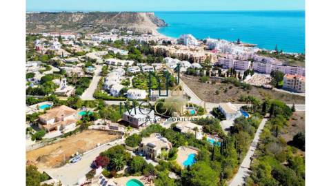 MORADIA T3 COM PISCINA PRIVADA E VISTA MAR...