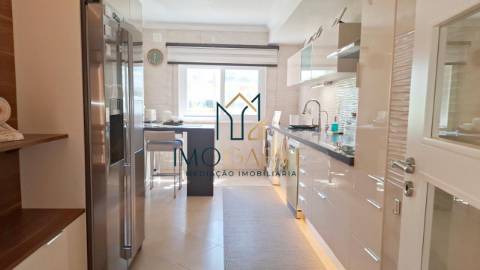 APARTAMENTO T4&nbsp;(convertido em T3) com...