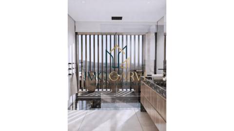 MORADIA T4 COM PISCINA IMPLANTADA NUM LOTE DE 10...