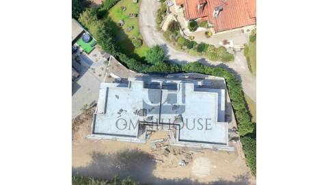 🏡 Moradia Geminada Moderna em...